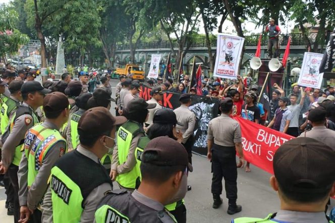 
 Kapolres Gresik Pimpin Pengamanan Aksi Unjuk Rasa Gabungan LSM di Kantor DPRD