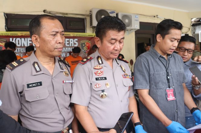 
 Polsek Dan Satreskrim Polres Karawang Ungkap Tindak Pidana pengacaman Menggunakan Sajam 