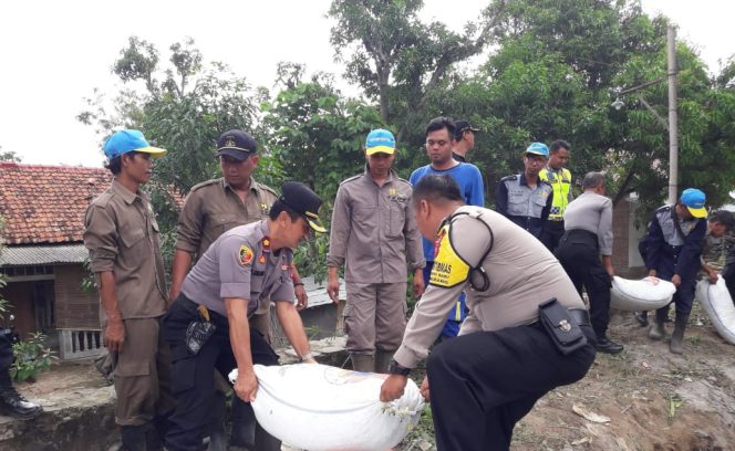 
 Polres Indramayu Polda Jabar Bakti Sosial Penanggulangan Bencana Longsor Di Desa Jatisawit Indramayu