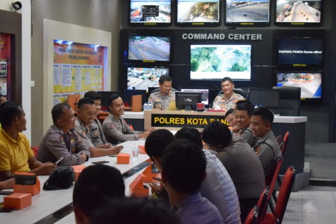 
 Kapolresta Bandung Berikan Arahan Dan Pelatihan Kepada Personil Guna Peningkatan Dan Pemantapan Manajemen Media