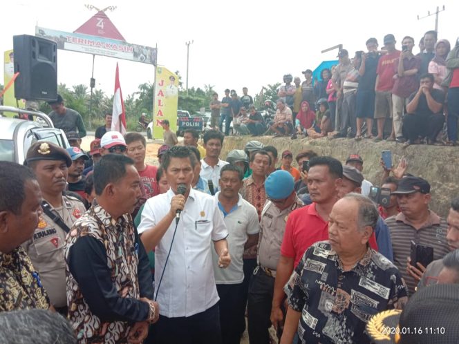 
 Ratusan Warga Melakukan Aksi Damai Di Depan Kantor Camat Kandis