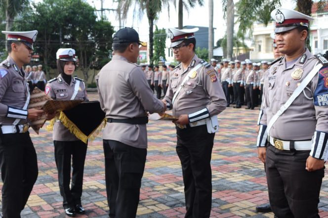 
 Tangkap Pelaku Penjambretan Di Jalan Raya Ciawi, 7 Personel Polres Tasikmalaya Kota Polda Jabar Terima Penghargaan 