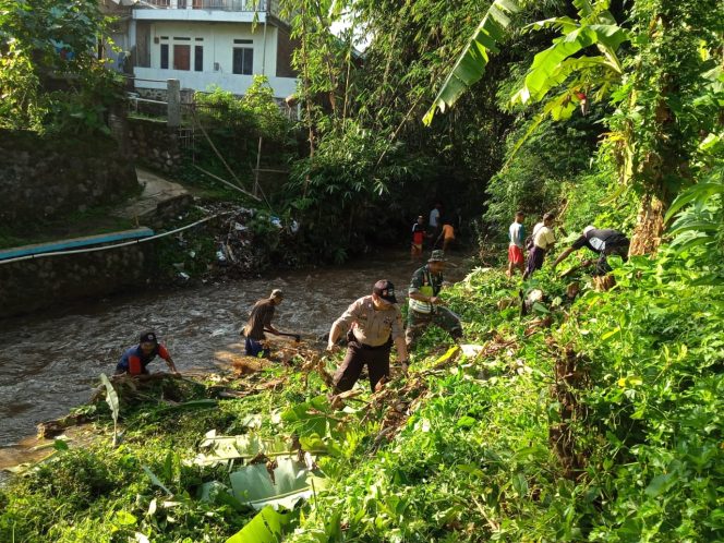 
 Personel Polres Garut Polda Jabar Kerja Bakti Bersihkan Aliran Anak Sungai Cimanuk Bersama Warga Masyarakat