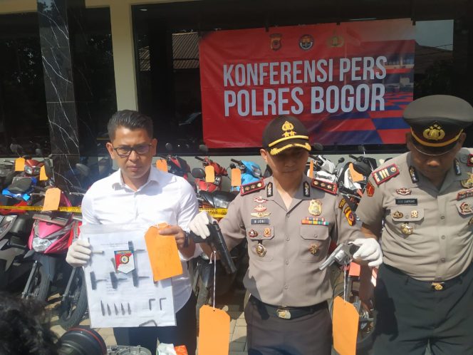 
 Polres Bogor Polda Jabar Berhasil Mengungkap Kasus Pencurian Roda Dua Dengan Membawa Senjata Api 