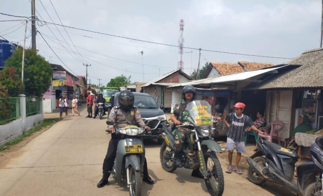 
 Babinsa Dan Bhabinkamtibmas Desa Dawuan Timur Polres Karawang Lakukan Pengamanan Dan Pengawalan Balon Kades