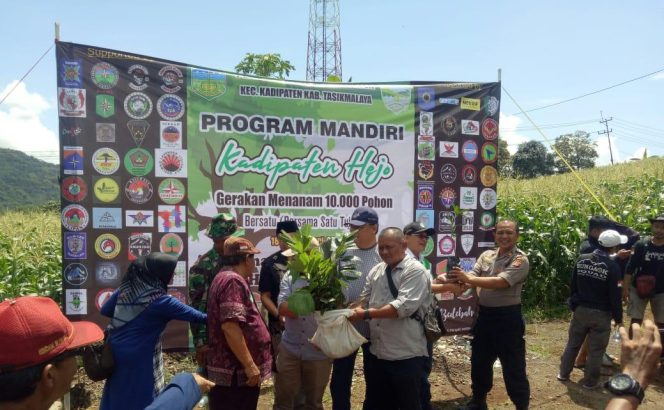 
 Kegiatan Lanjutan Polri Peduli Penghijouan Lakukan Penanaman 10.000 Pohon Di Tasikmalaya