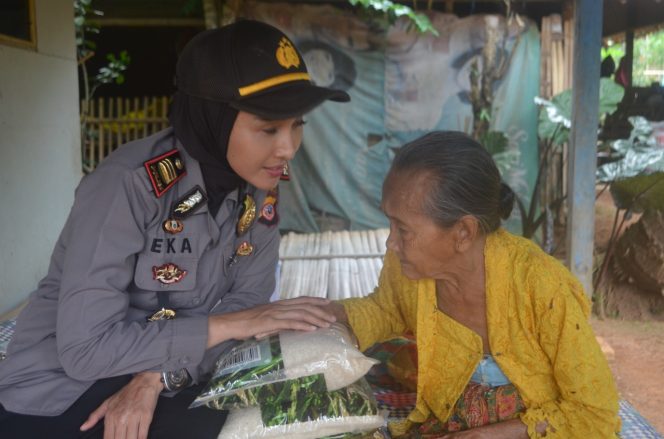 
 Kapolsek Pangkalan Polres Karawang Polda Jabar Sambangi Warga Jompo Yang hidup Berdua Dengan Anaknya