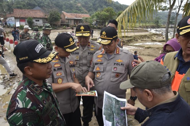 
 Wakapolri Laksanakan Pengecekan Penanggulangan Bencana Alam Di Cigudeg Dan Jasinga