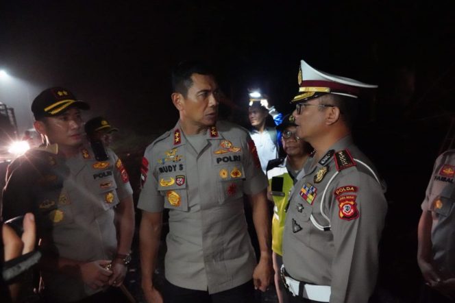 
 Kapolda Jabar Tinjou Evakuasi Kecelakaan Lalulintas Di Subang