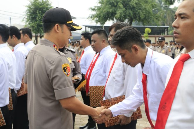 
 Kapolres Karawang Berikan Penghargaan Kepada Masyarakat dan 26 Personil Berprestasi