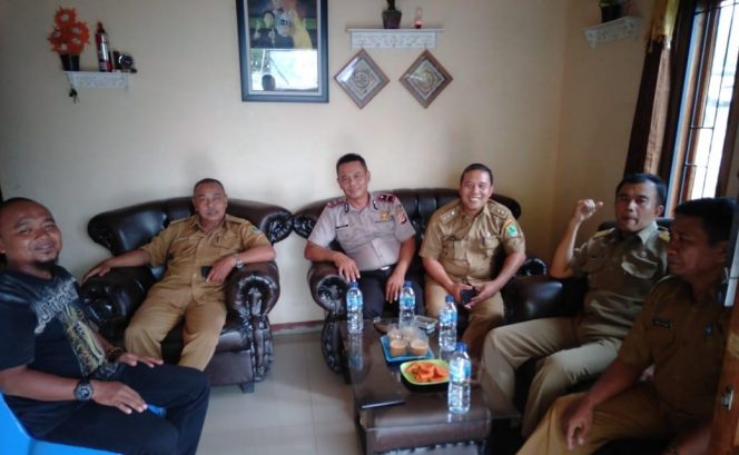 
 Kanit Binmas Polsek pedes Berikan Arahan Kepada Para Calon Kades 