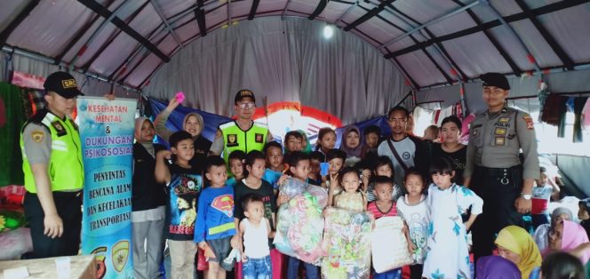 
 Biro SDM Polda Jabar Berikan Dukungan Trauma Healing Untuk Korban Banjir Di Bogor