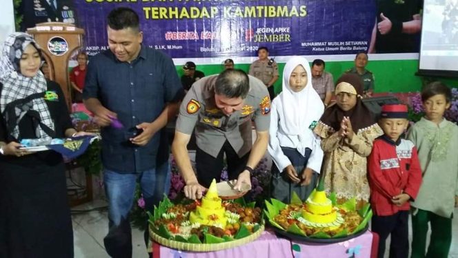 
 Kapolres Jember Menghadiri Acara Milad Perdana Netizen BB, Serta Menyantuni Anak Yatim Piatu