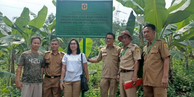 
 Akibat Nunggak Pajak, UPT Pajak Jonggol Lakukan Penyegelan Dengan Pemeasang Plang
