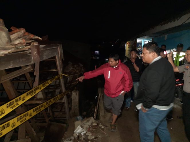 
 Dua Unit Rumah Hancur Akibat Ledakan Gas Di Kota Cimahi