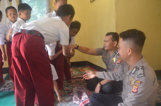 
 Anggota Polsek Pangkalan Polres Karawang Berikan Bimbingan Mengaji