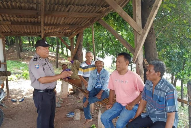 
 Polsek Cikampek Polda Jabar Giat Binluh Kepada Pengguna Jalan Dan Tukang Ojek 