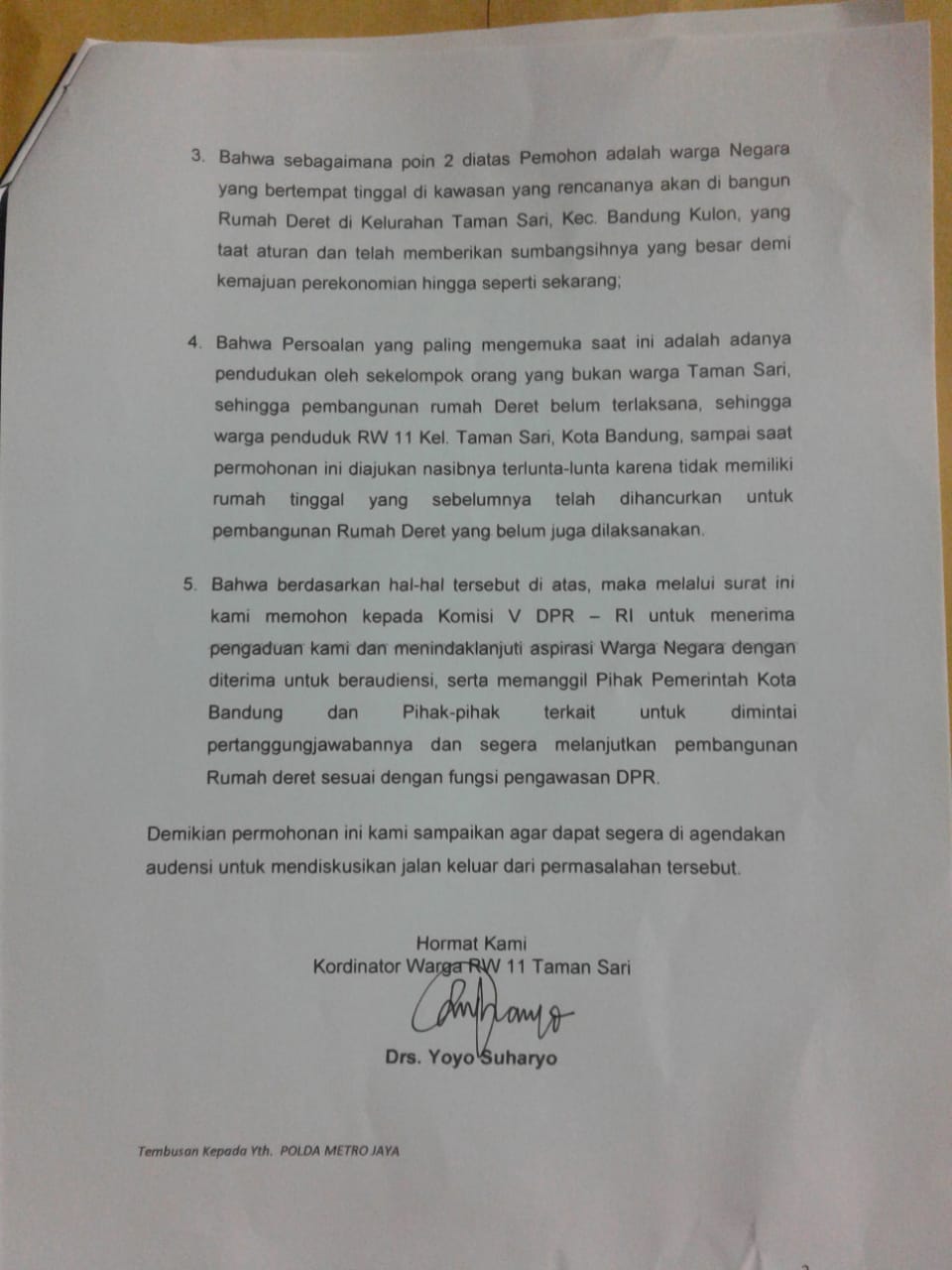 Perwakilan warga RW 11 Tamansari Bandung menyerahkan surat pengaduan dan Audiensi