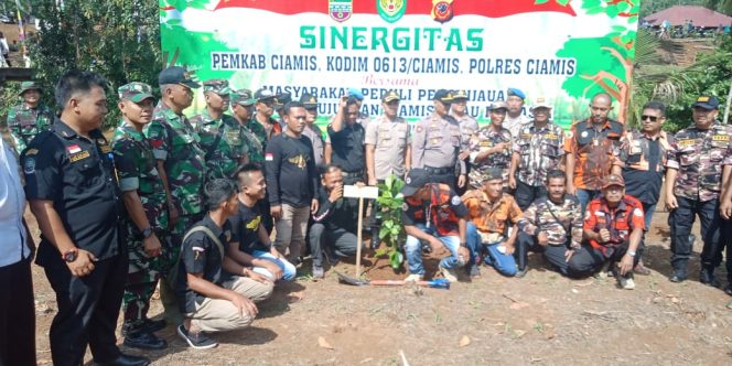 
 Wujudkan Ciamis Hijau Dan Asri Pemkab Ciamis Sinergitas Bersama Kodim 0613, Polres Ciamis Penanaman Pohon Di Desa Sukahurip