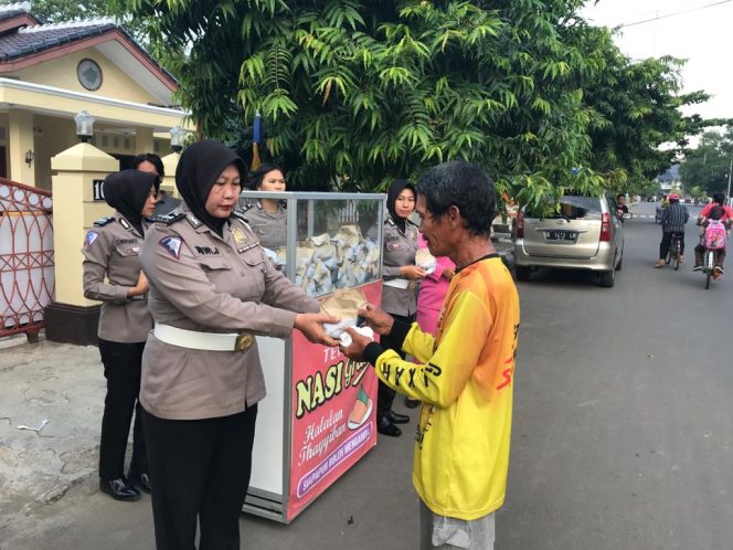 
 Jum’at Peduli Polres Indramayu Sediakan Makanan Gratis 