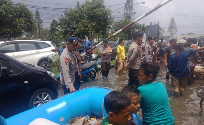 
 Evakuasi Warga Komplek Perum Adipura Gede Bage Bandung Yang Terdampak Banjir