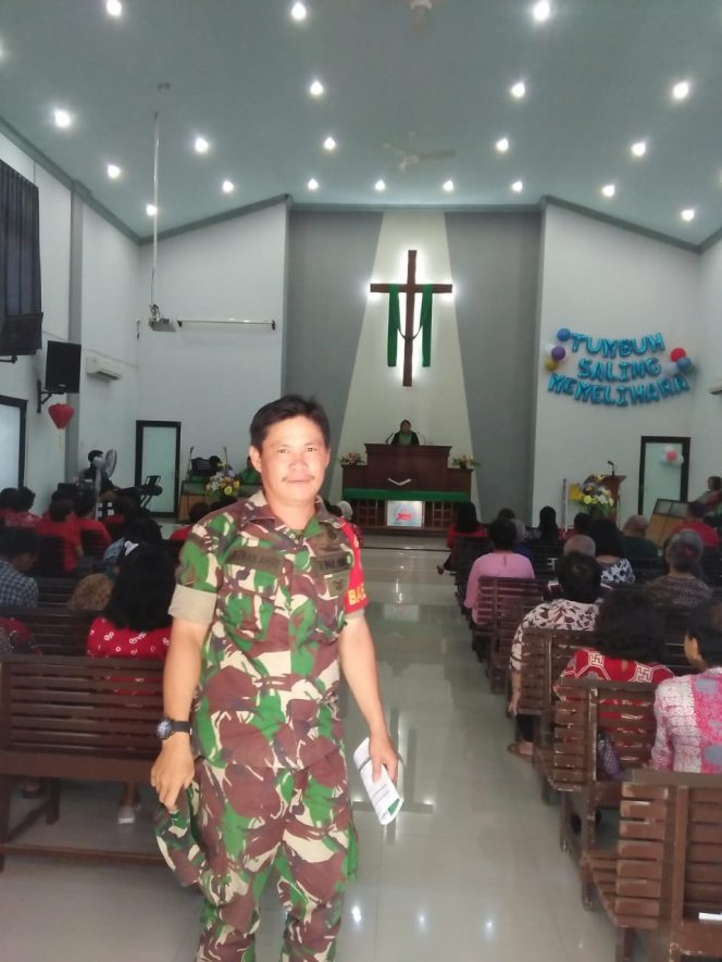
 Babinsa Kelurahan Mosongo Bersinergi Dengan Unititel Polsek Jebres pengamanan  Ibadah Di Gereja