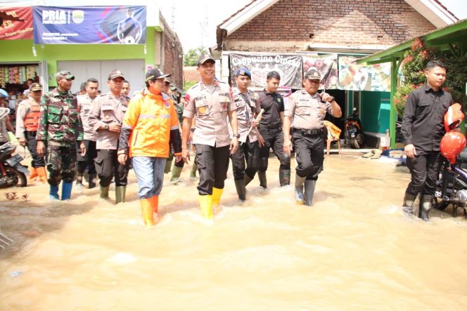
 Banjir Di Dayeuh Kolot Kabupaten Bandung Mendapat pantauan Langsung Dari Kapolda Jabar Dan Pangdam III/Siliwangi