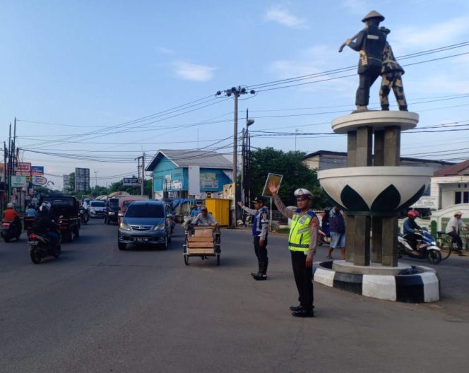 
 Gatur Pagi Wujud Pelayanan Polsek Karawang Kepada Masyarakat