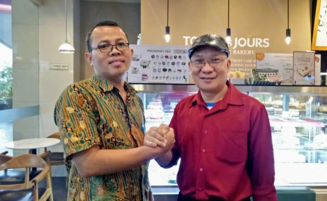 
 Keterangan foto: Penulis Prof. M. Yudhie Haryono, PhD (kiri) bersama Ketum PPWI Wilson Lalengke, usai ngodis (ngopi sambil diskusi), Depok, 27-1-2020