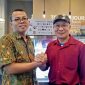 Keterangan foto: Penulis Prof. M. Yudhie Haryono, PhD (kiri) bersama Ketum PPWI Wilson Lalengke, usai ngodis (ngopi sambil diskusi), Depok, 27-1-2020