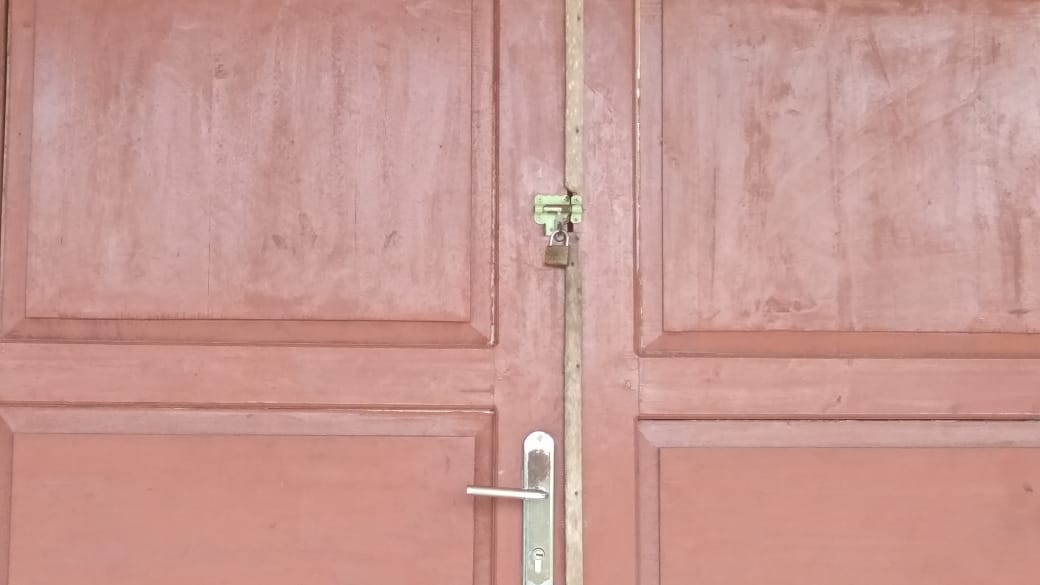 Teks : Keadaan pintu Kantor Camat Rantau Bayur, tertutup dan di gembok