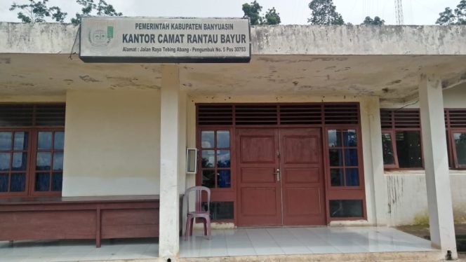 
 Warga Keluhkan Pelayanan Kantor Camat Rantau Bayur