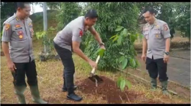 
 Untuk Lingkungan Kapolda Jabar Giat Penanaman Pohon Di Seluruh Wilkum Jawa Barat