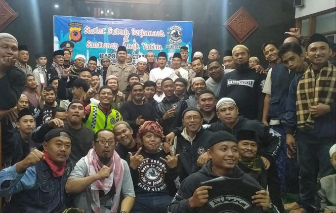 
 Shalat Subuh Berjamaah Dan Santunan Anak Yatim Kapolres Ciamis Polda Jabar Dengan Bikers Subuhan Galuh Ciamis (BSGC) 