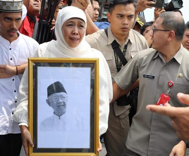
 Gubernur Jawa Timur Bersama Forkopimda Jatim Sambut Kedatangan Jenazah Gus Sholah