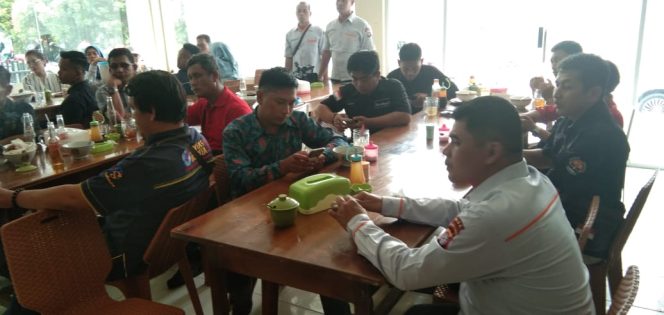 
 Jalin Keakraban, Humas Polda Kalteng Gelar Ngobrol Santai Dengan Awak Media
