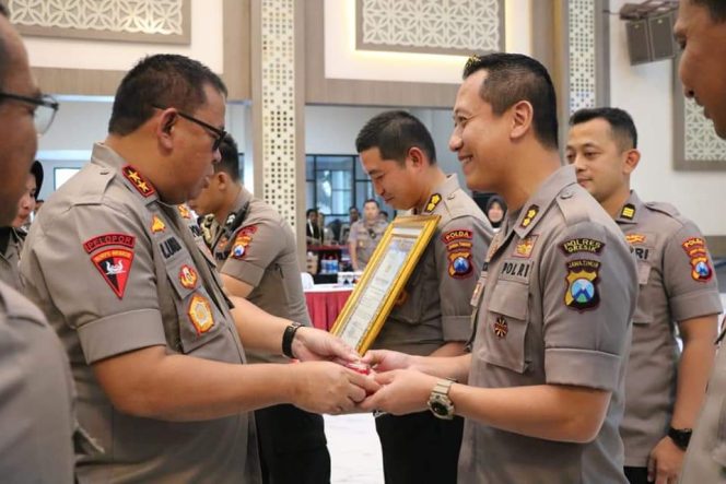 
 Raih Prestasi, Kapolri Berikan 2 Pin Penghargaan Kepada Kapolres Gresik