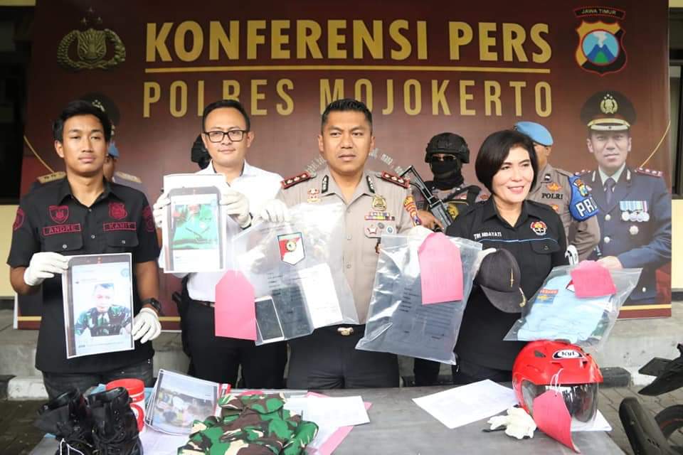 Teks: Kapolres Mojokerto perlihatkan BB saat konferensi pers