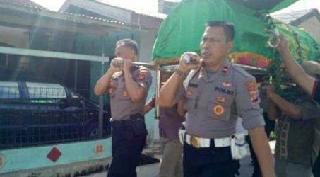 Teks: Kapolres Langsa saat ngelayat di rumah duka sekaligus mengangkat keranda.