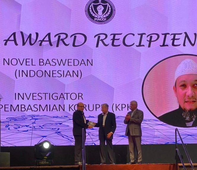 
 Novel Baswedan Terima Penghargaan PIACCF 2020