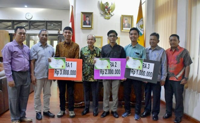 
 Bupati Mursil Anugerahi Pemenang Desain Logo HUT Tamiang ke 18