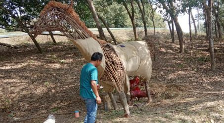 Teks: Pengurus wisata sedang mempersiapkan wahana.