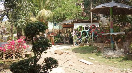 Teks: Wahana wisata "Lebong Lembah Pelangi"