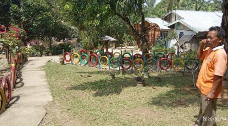 Teks: Kadus Paya Kelampai sedang monitor lokasi wisata.