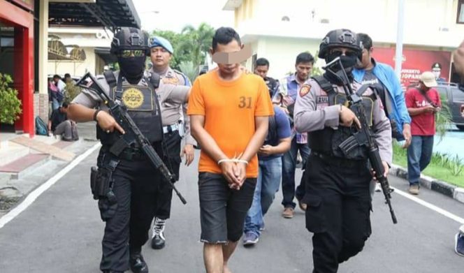 
 Cari Korban Para Janda Lewat Aplikasi, TNI Gadungan Dibekuk Polres Mojokerto