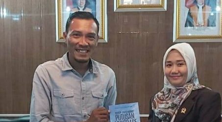 Teks: Ketua PN Langsa berikan cinderamata kepada Ketua PWI Langsa terpilih