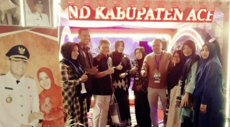 Teks: Bupati Aceh Timur H. Hasaballah dan Anggota DPR RI Illiza Sa’aduddin Jamal meninjau stand pameran milik Kabupaten Aceh Timur