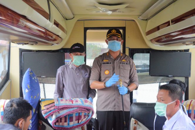 
 Teks: Kapolres dan Bupati mengimbau dan cek suhu tubuh penumpang bus