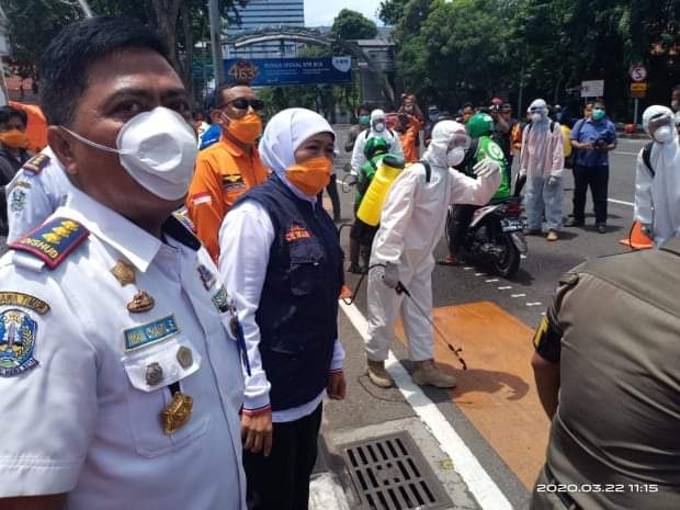 
 Gubernur Jatim, Pantau Langsung Penyemprotan Disinfektan Pada Pengendara Ojol