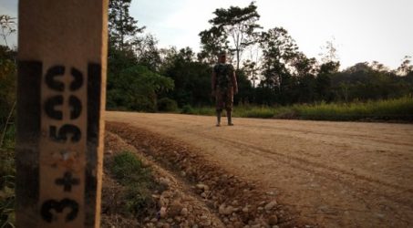 Teks: Hamparan jalan penghubung di Dusun Leapon